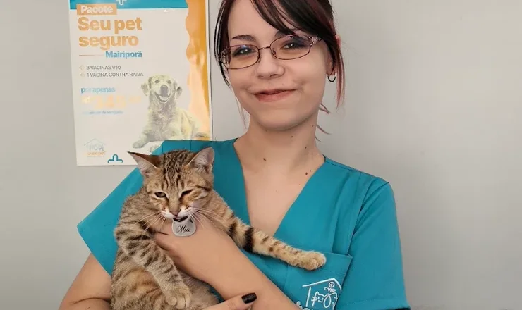 Veterinária da House Pet com um gato no colo